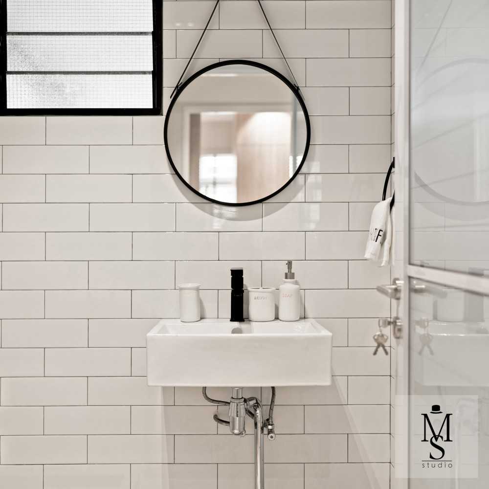 Scandinavian Bathroom with Mirror and Bathroom Storage