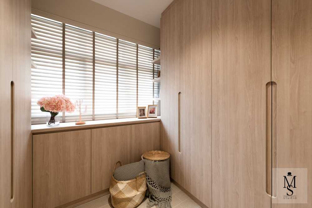 Scandinavian Walk-in Wardrobe with Mirror and Wardrobe