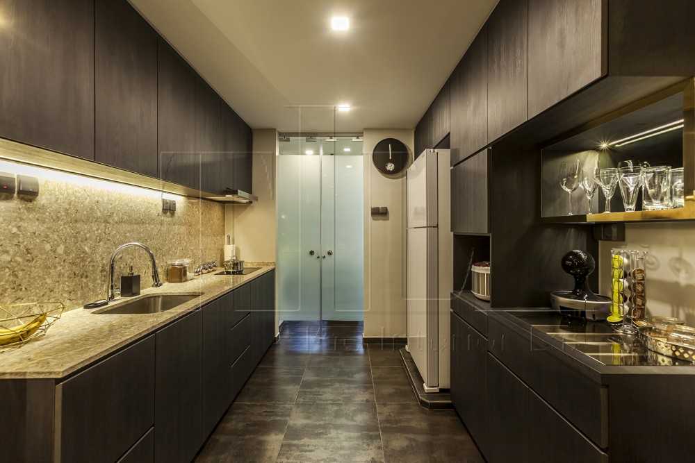 Modern Kitchen with Countertop and Homogeneous Tiles