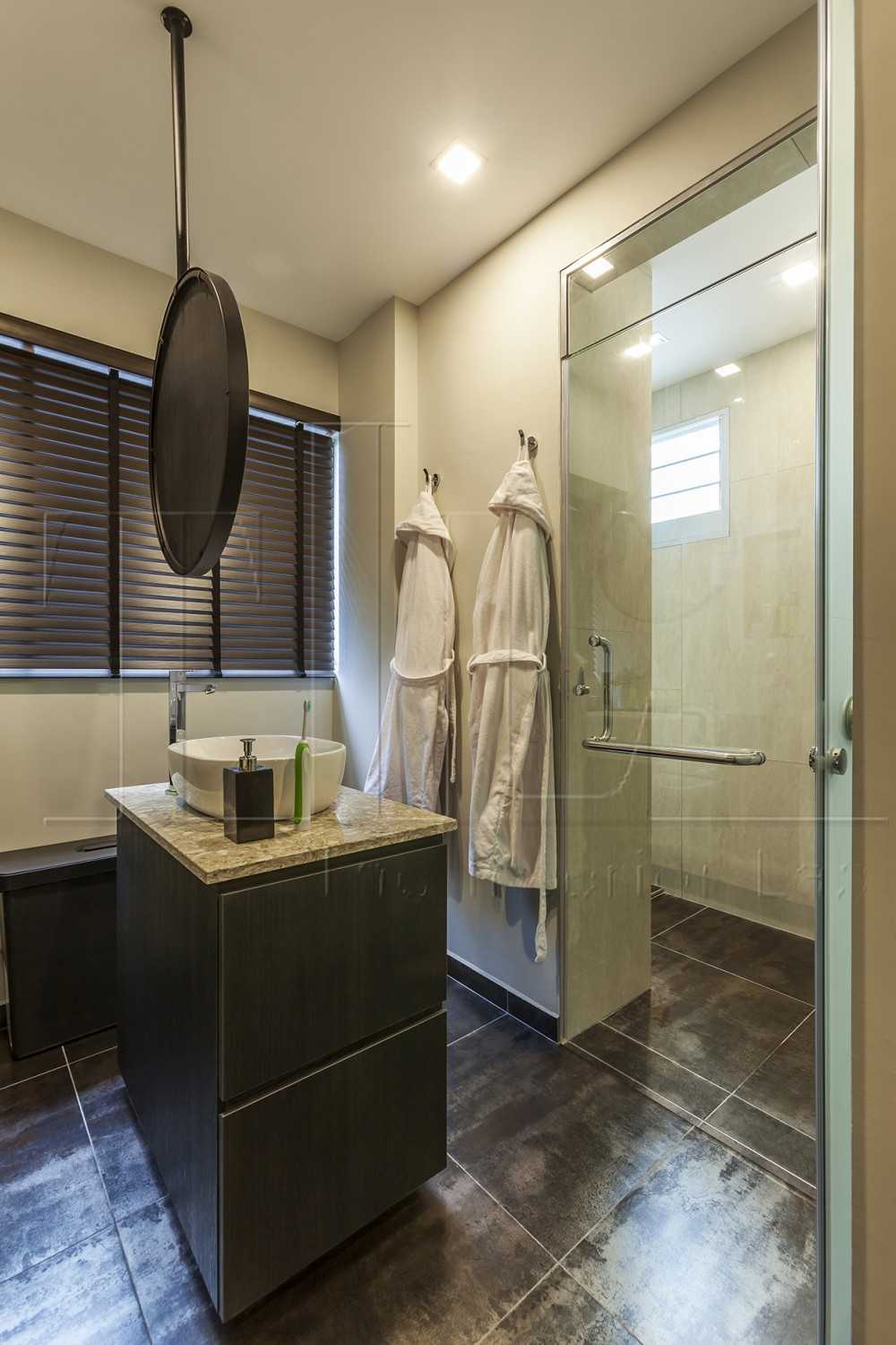 Modern Bathroom with Countertop and Homogeneous Tiles