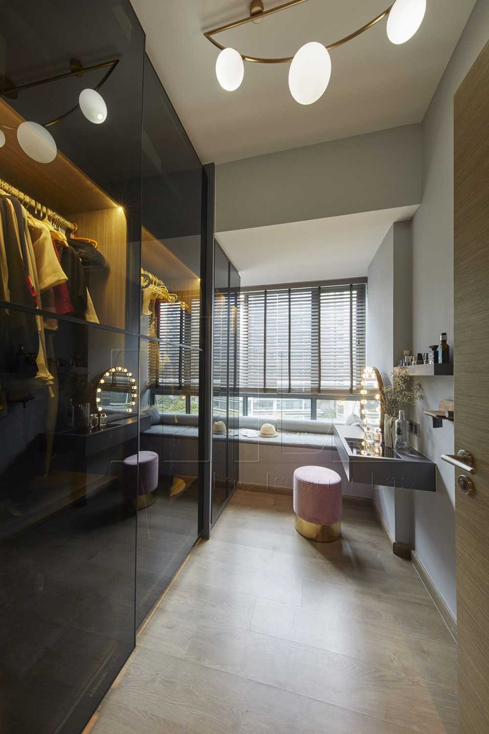 Modern Walk-in Wardrobe with Mirror and Bay Window