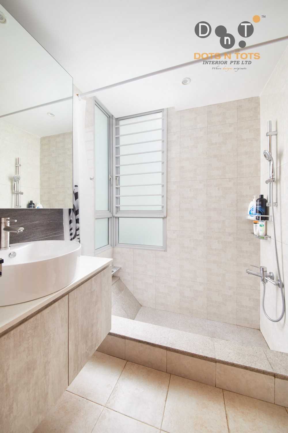 Modern Bathroom with Bathtub and Shower Screen