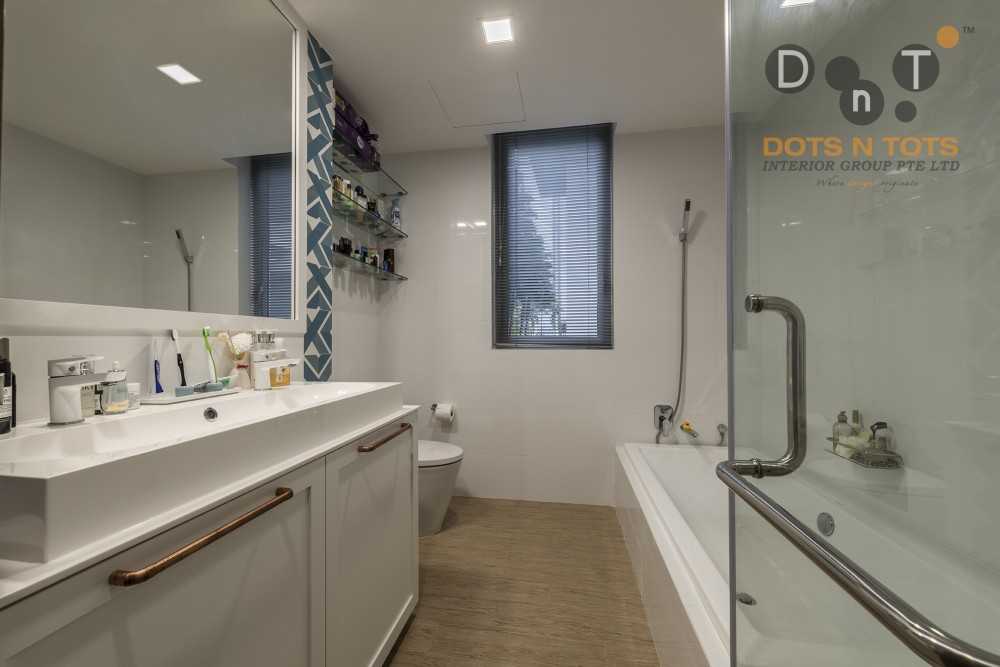 Contemporary Bathroom with Mirror and Bathtub