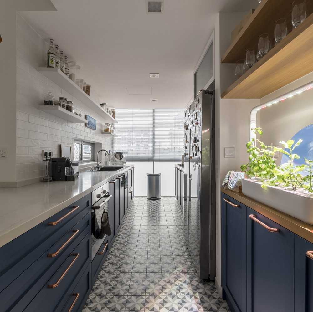 Contemporary Kitchen with Homogeneous Tiles and Herringbone Tiling