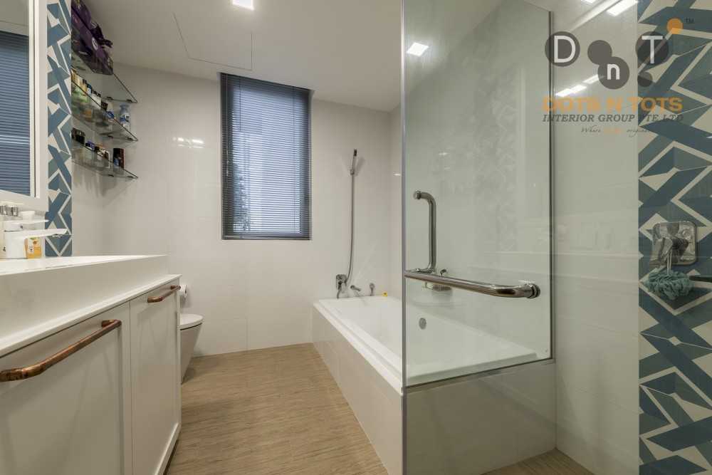 Contemporary Bathroom with Mirror and Bathtub