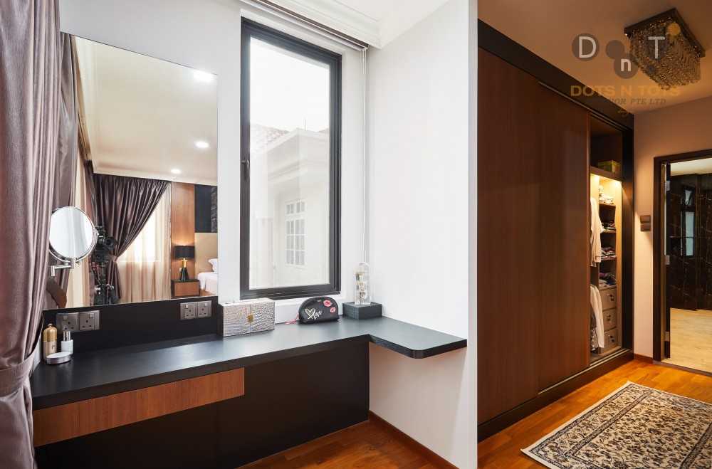 Modern Walk-in Wardrobe with Mirror and Wardrobe