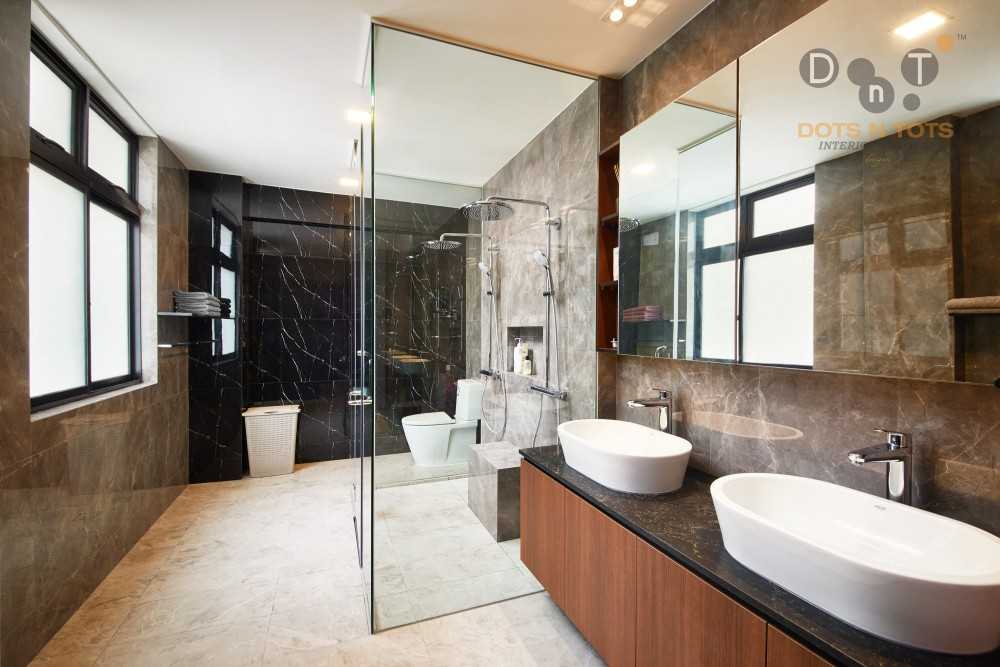 Modern Bathroom with Mirror and Bathtub