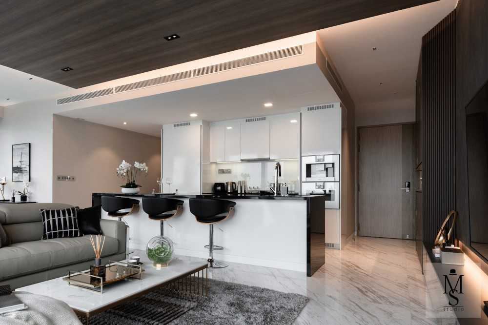 Contemporary Kitchen with Countertop and Open Kitchen