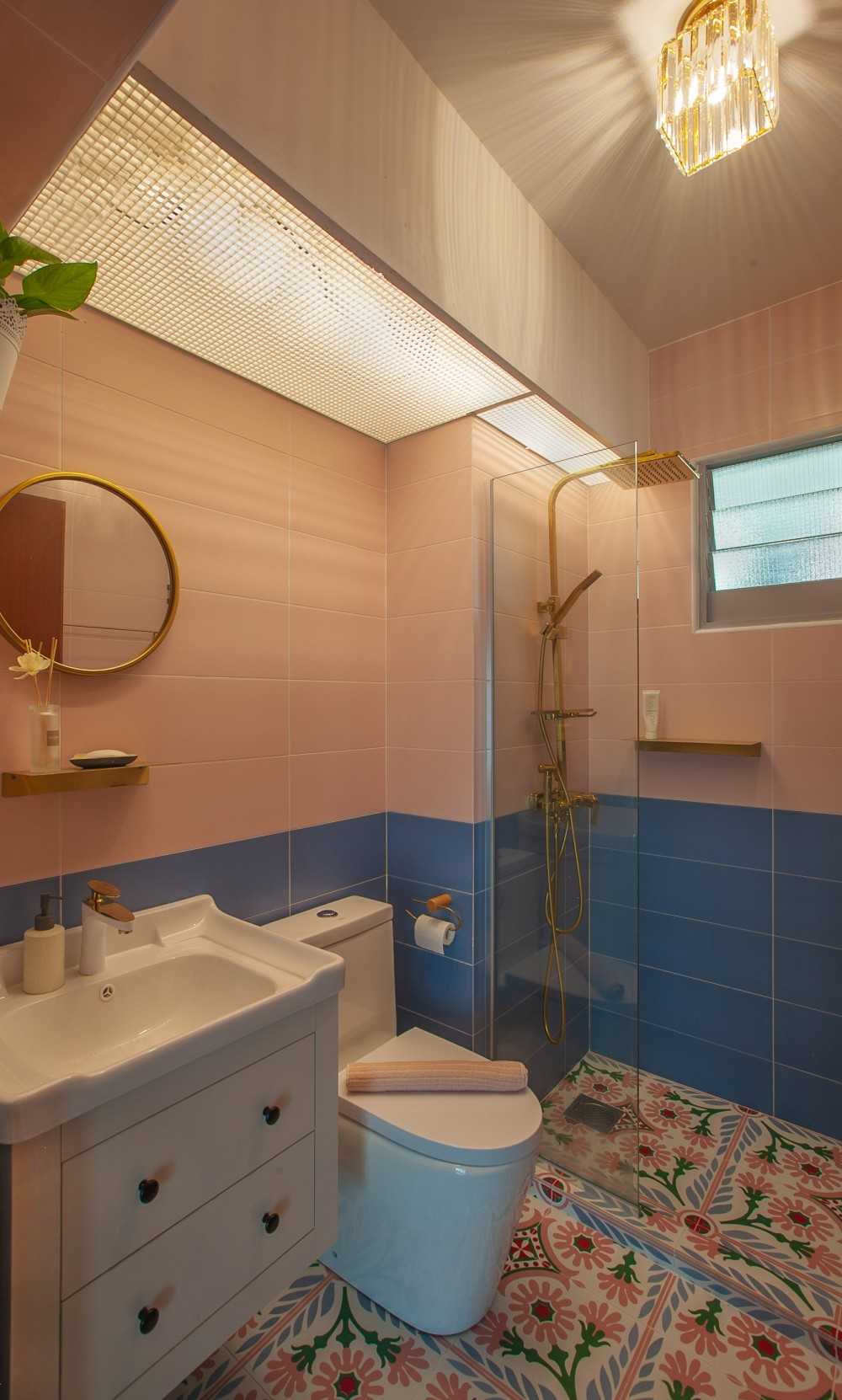 Transitional Bathroom with Mirror and Toilet Bowl