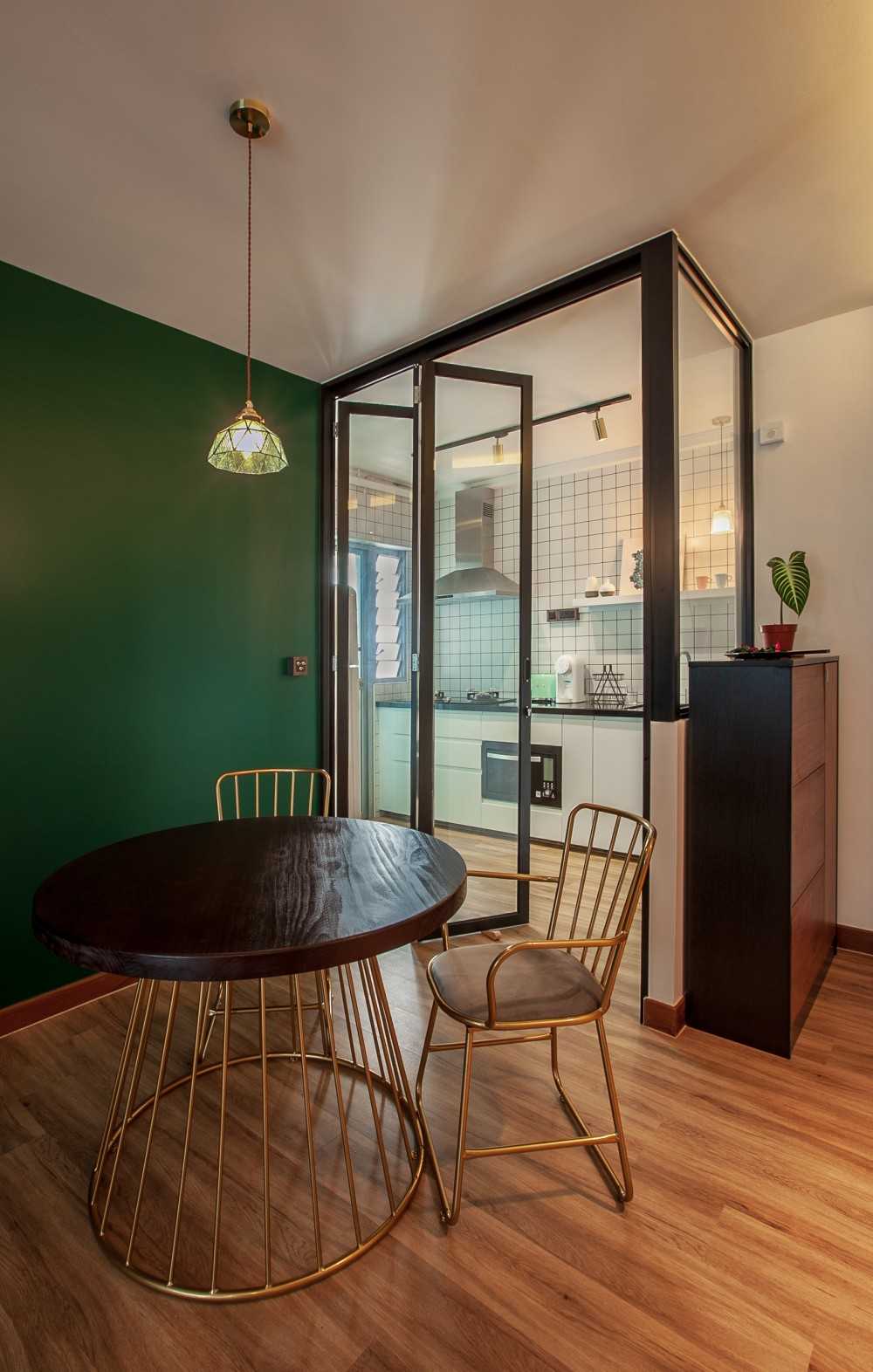 Transitional Dining Room with Dining Table and Dining Chairs