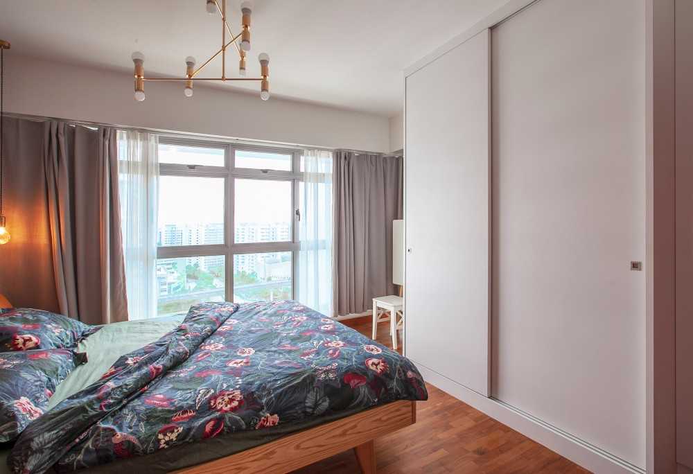 Transitional Bedroom with Wardrobe and Sliding Wardrobe