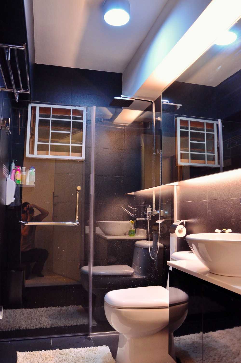 Modern Bathroom with Countertop and Homogeneous Tiles