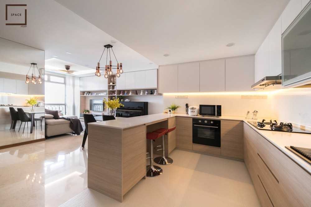 Contemporary Kitchen with Open Kitchen and Breakfast Counter