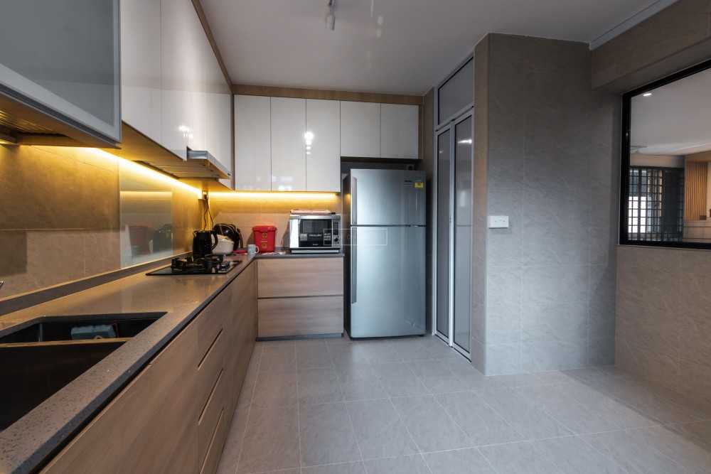 Minimalist Kitchen with Countertop and Kitchen Backsplash