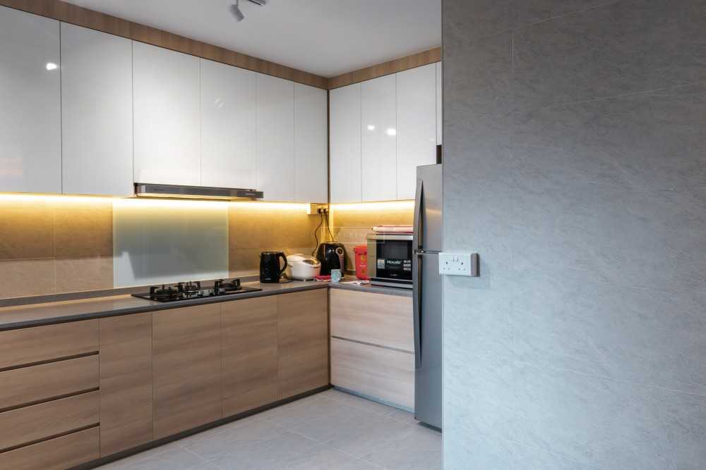 Minimalist Kitchen with Homogeneous Tiles and Kitchen Window