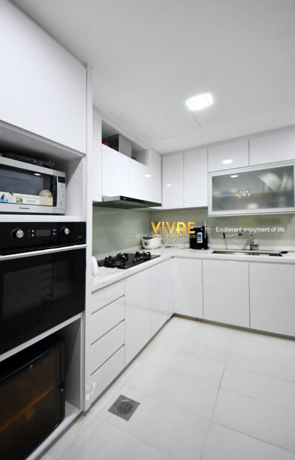 Modern Kitchen with Countertop and Homogeneous Tiles