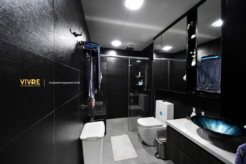 Modern Bathroom with Homogeneous Tiles and Mirror