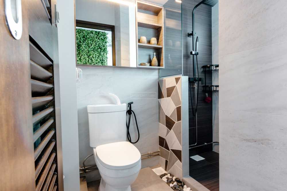 Modern Bathroom with Homogeneous Tiles and Mirror