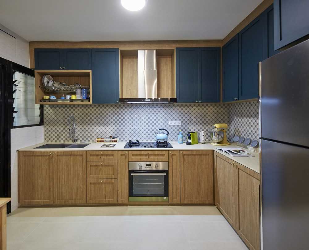 Eclectic Kitchen with Countertop and Homogeneous Tiles