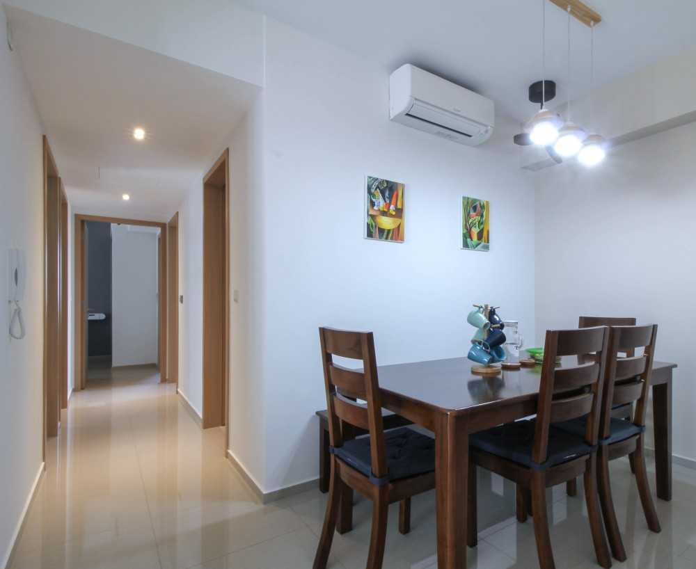 Contemporary Dining Room with Dining Table and Dining Chairs