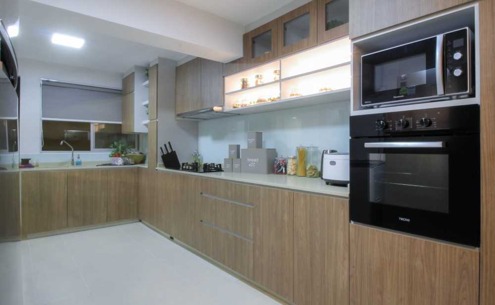 Contemporary Kitchen with Kitchen Accessories and Kitchen Tap