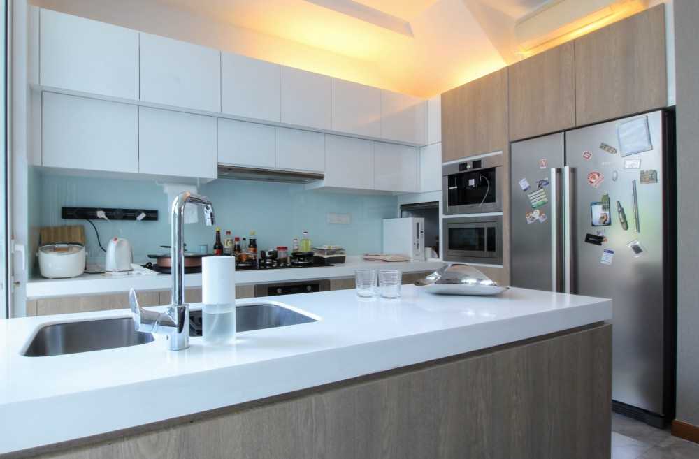 Contemporary Kitchen with Countertop and Kitchen Island