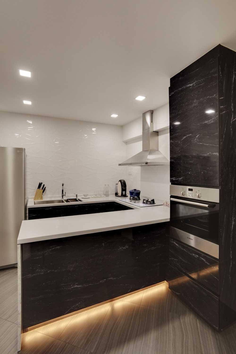 Contemporary Kitchen with Countertop and Homogeneous Tiles