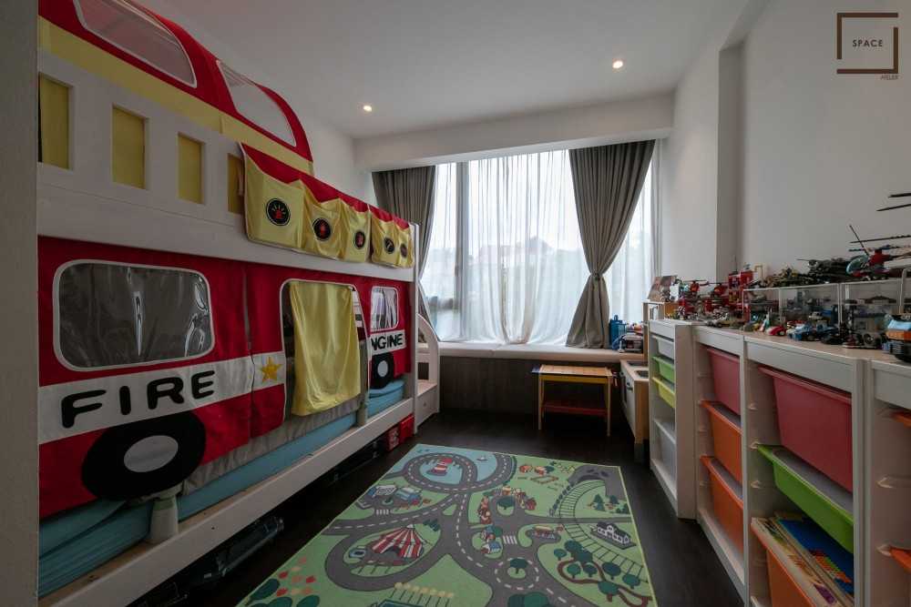 Contemporary Bedroom with Vinyl Flooring and Flooring