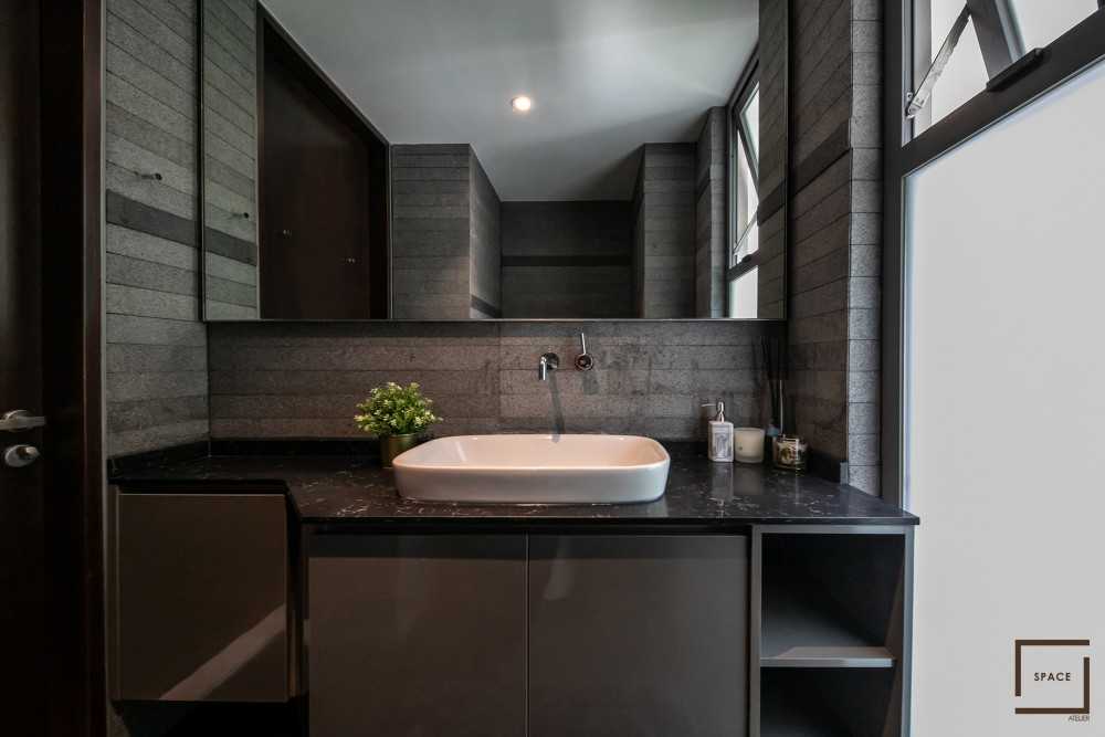 Contemporary Bathroom with Homogeneous Tiles and Bathroom Accessories