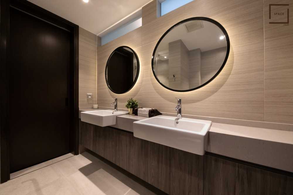 Contemporary Bathroom with Homogeneous Tiles and Mirror