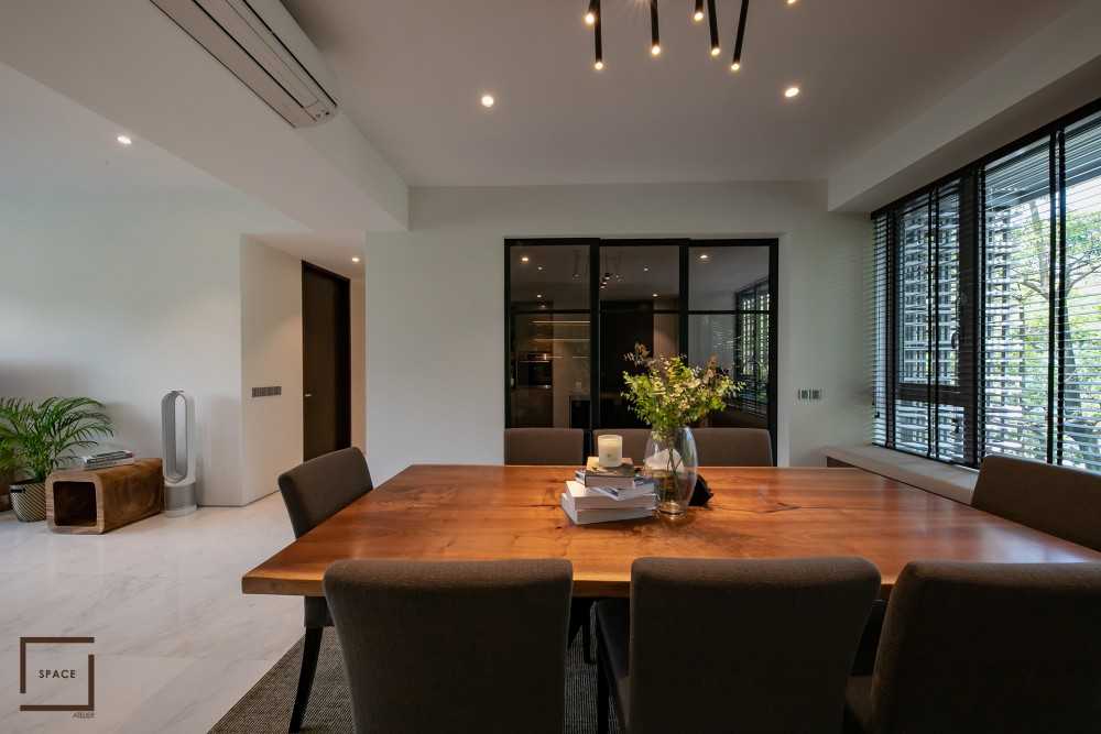 Contemporary Dining Room with Drop Ceiling and Dining Table