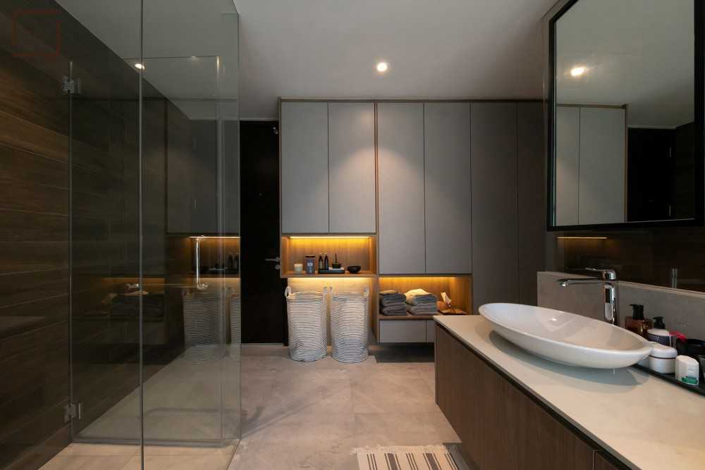 Contemporary Bathroom with Mirror and Shower Screen