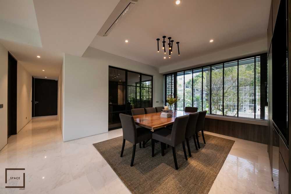 Contemporary Dining Room with Dining Table and Dining Chairs