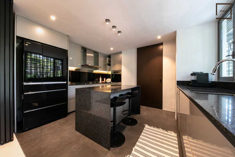 Contemporary Kitchen with Homogeneous Tiles and Kitchen Island