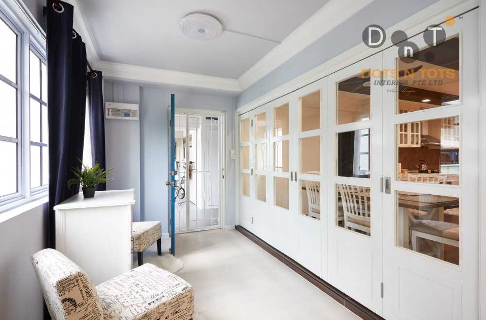 Country Entryway with Seating Bench and Shoe Rack