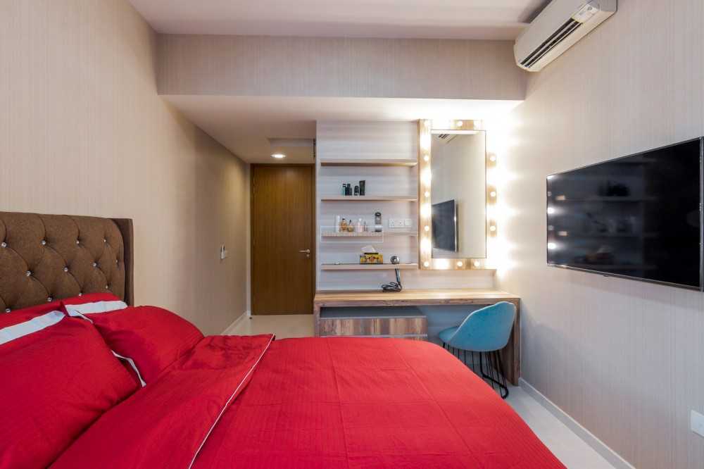 Modern Bedroom with Mirror and Downlights