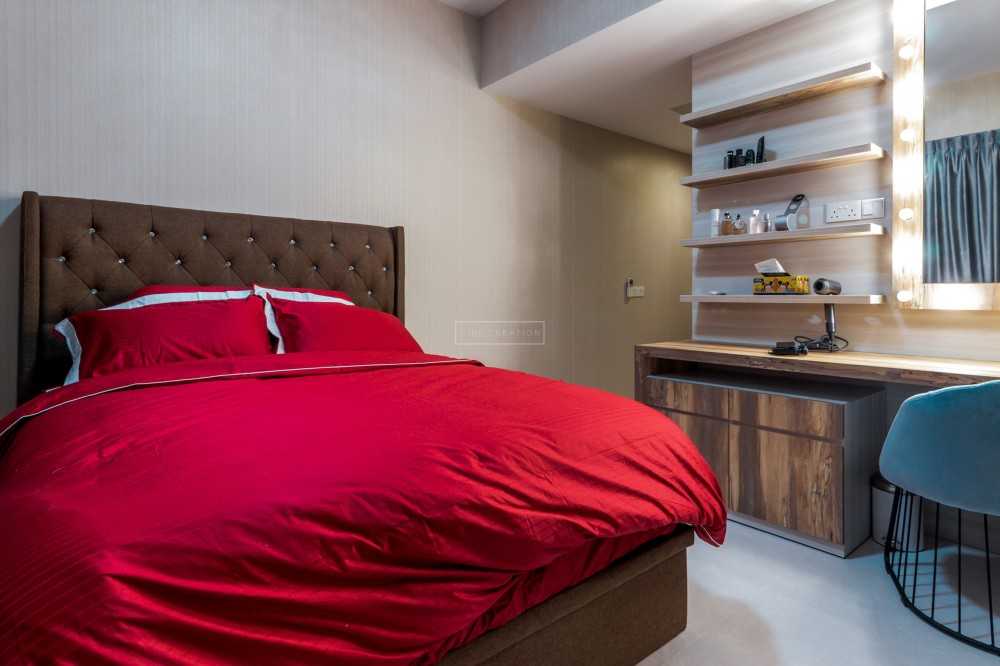 Modern Bedroom with Mirror and Bedroom Dresser