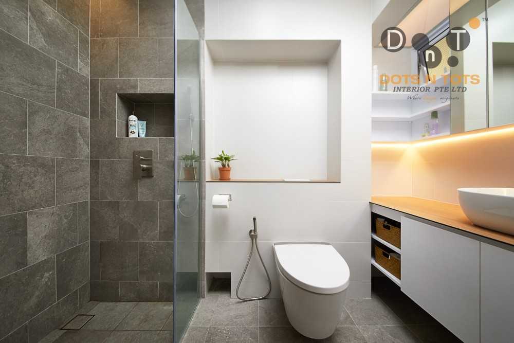 Minimalist Bathroom with Vinyl Flooring and Cement Floor