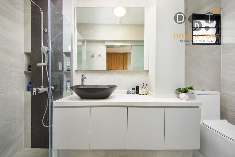 Modern Bathroom with Homogeneous Tiles and Mirror
