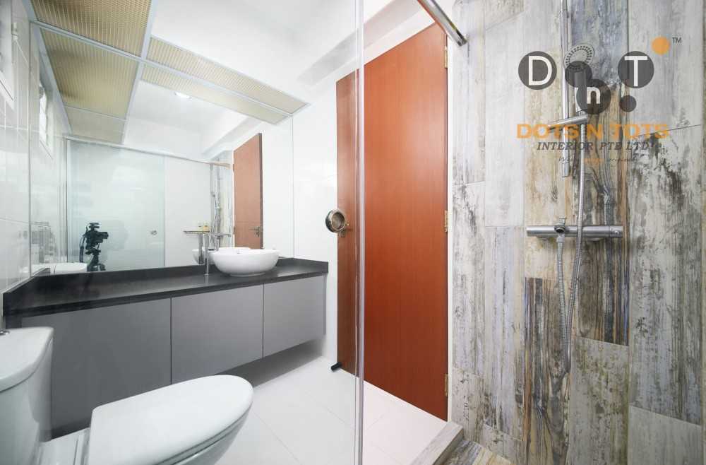 Scandinavian Bathroom with Mirror and Bathroom Storage