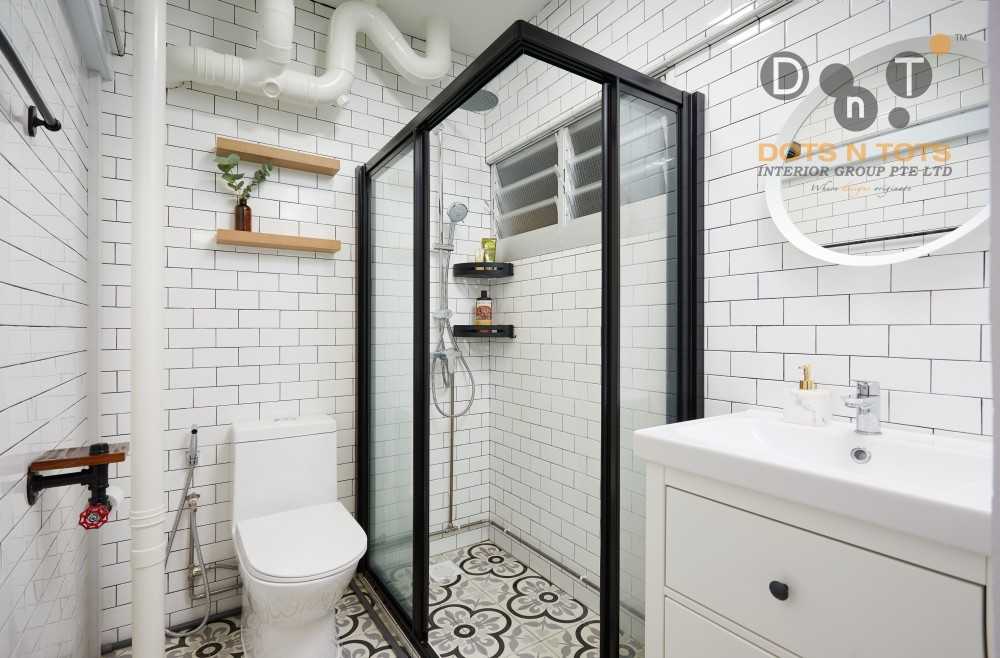 Vintage Bathroom with Bathtub and Bathroom Accessories