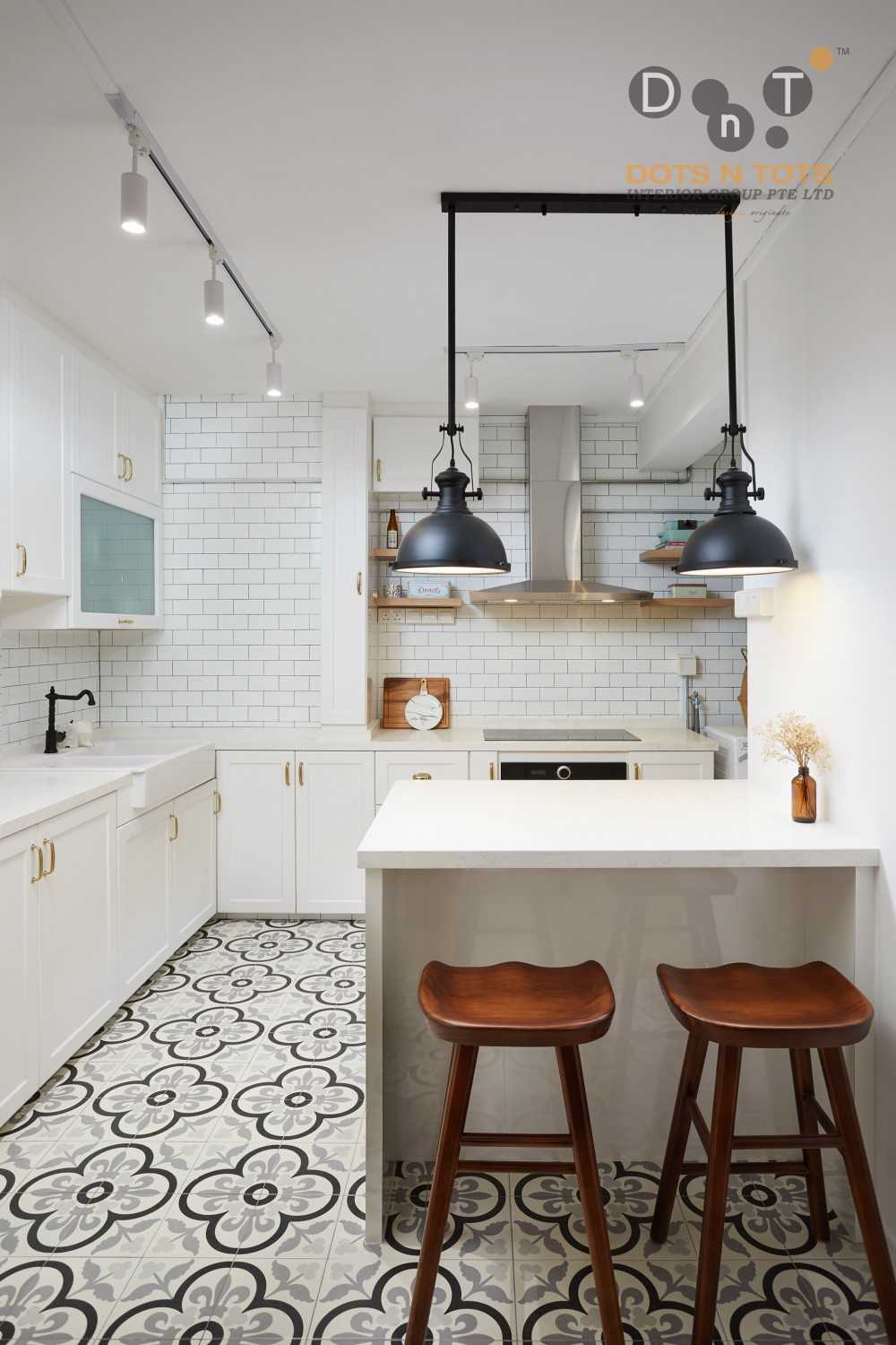 Vintage Kitchen with Homogeneous Tiles and Wood Flooring