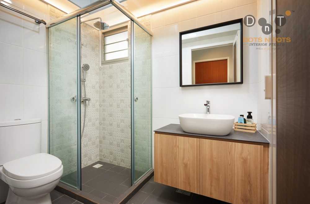 Contemporary Bathroom with Homogeneous Tiles and Mirror