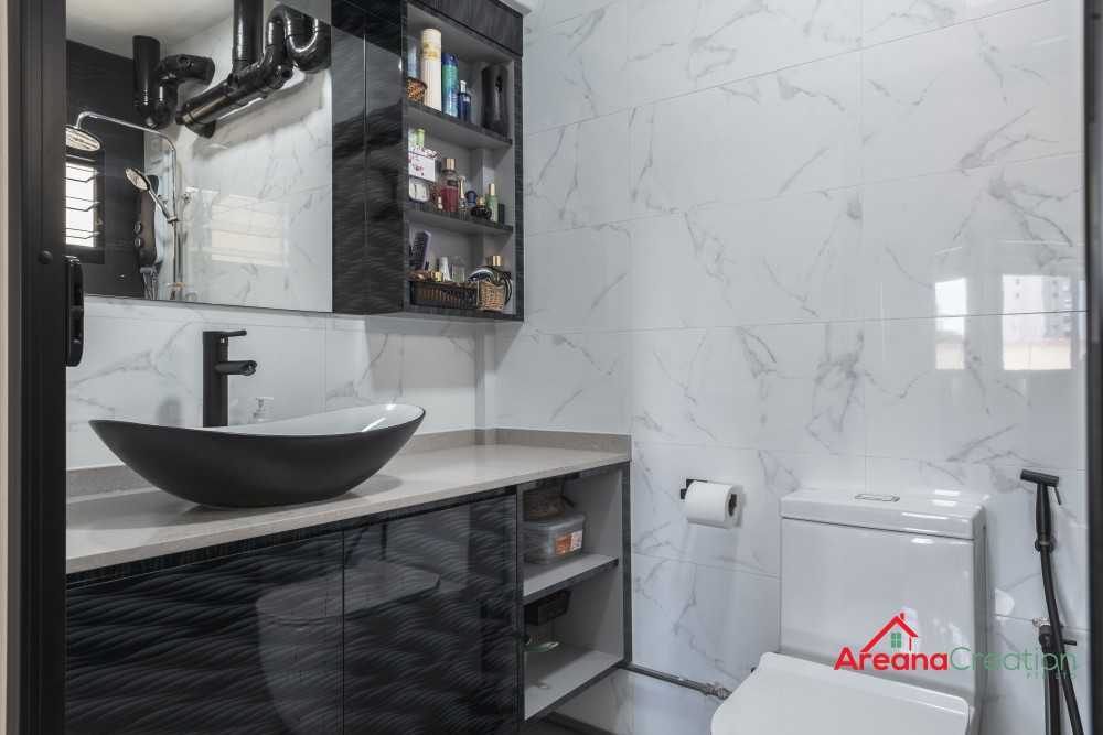 Contemporary Bathroom with Mirror and Bathtub