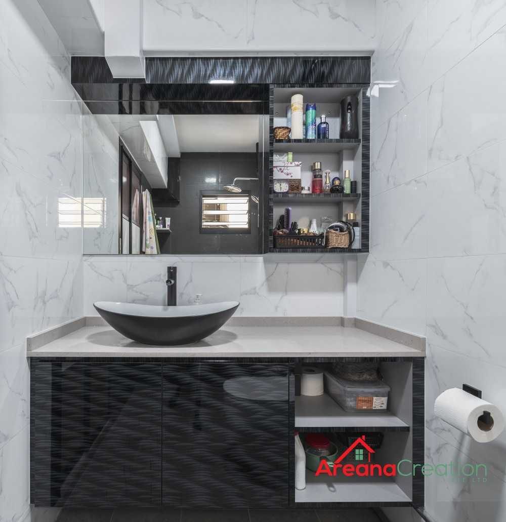 Contemporary Bathroom with Mirror and Bathtub