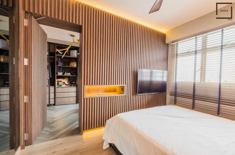 Contemporary Walk-in Wardrobe with Wardrobe and Small Storage
