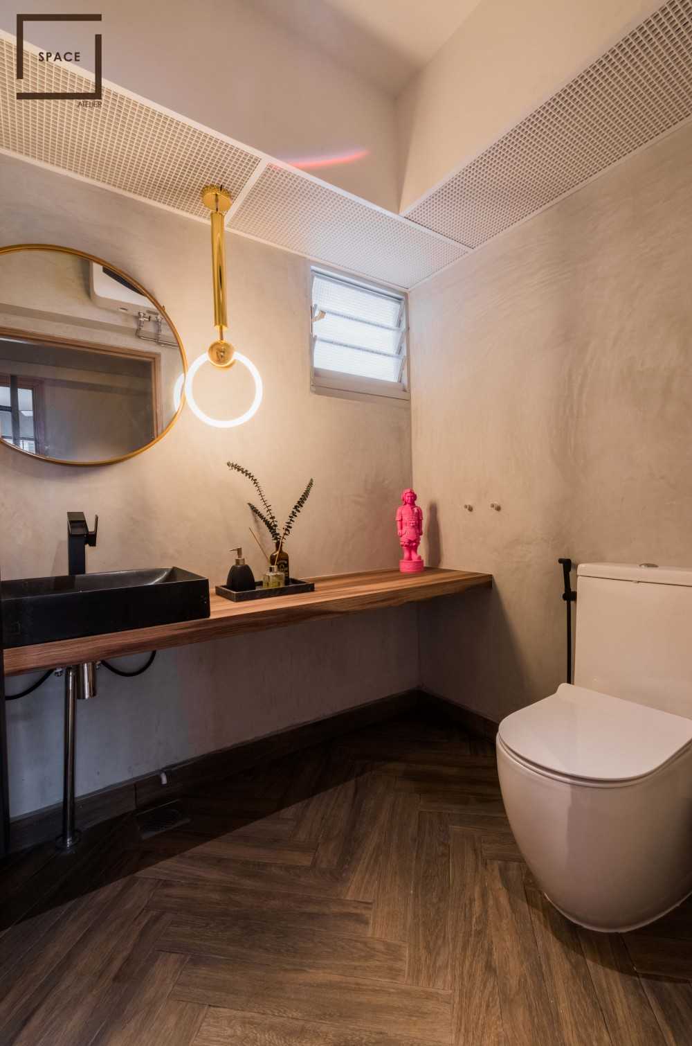 Contemporary Bathroom with Mirror and Bathroom Accessories