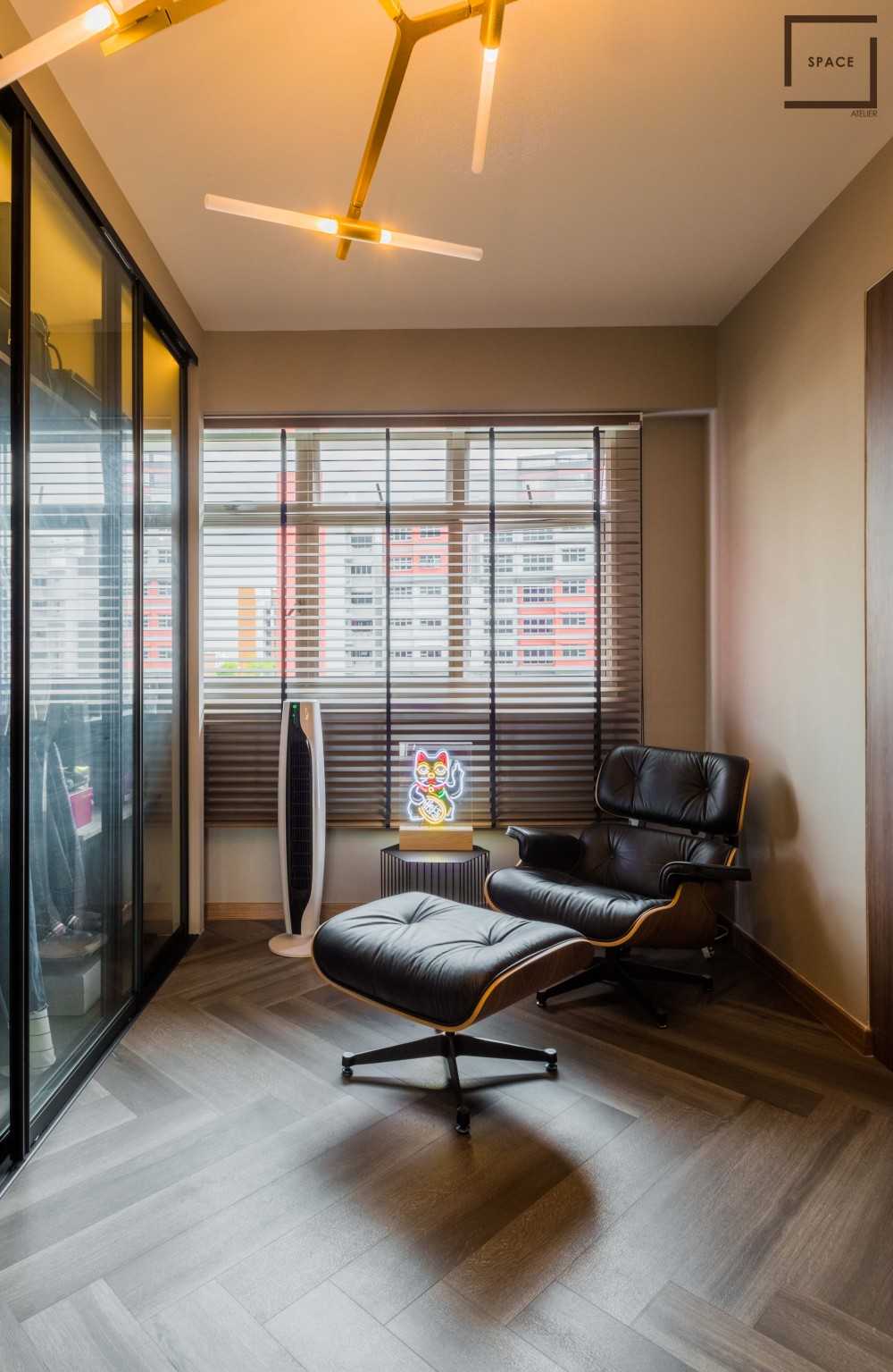 Contemporary Bedroom with Vinyl Flooring and Wardrobe