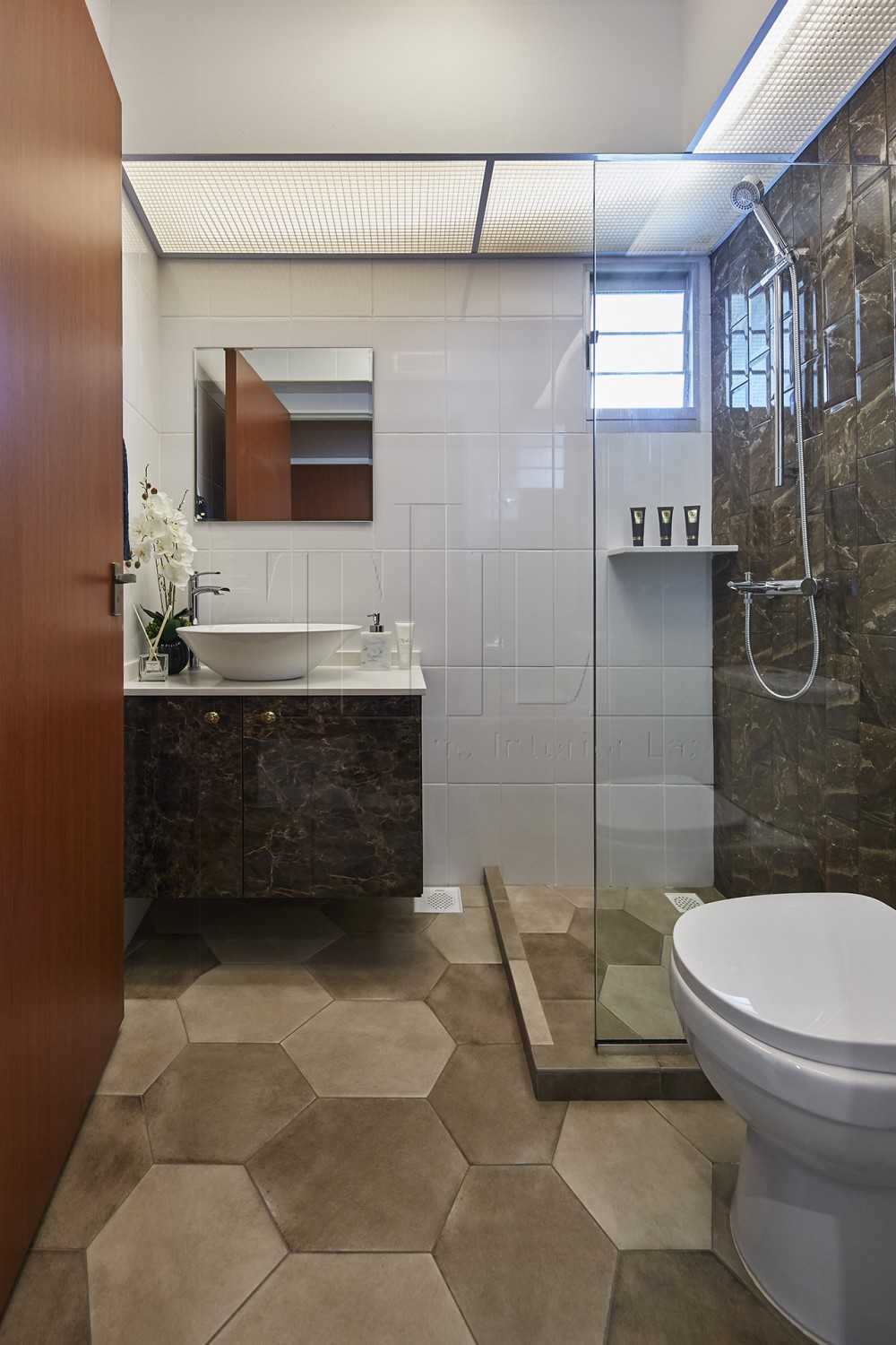 Contemporary Bathroom with Homogeneous Tiles and Mirror