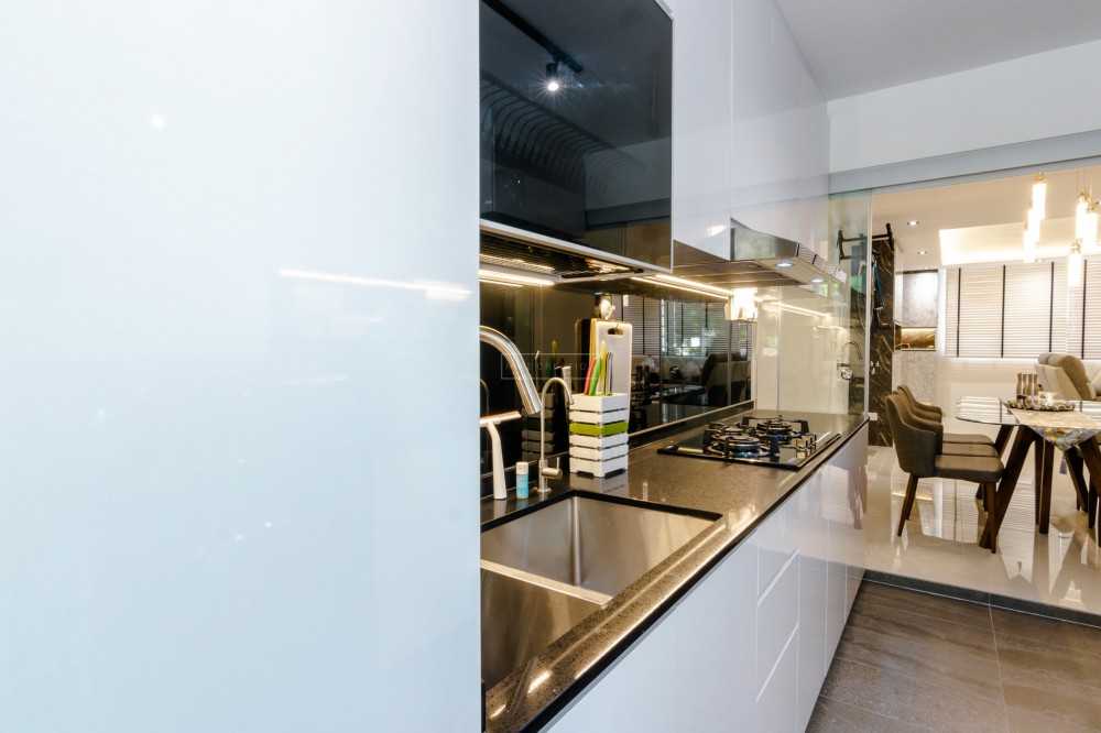 Contemporary Kitchen with Countertop and Kitchen Backsplash
